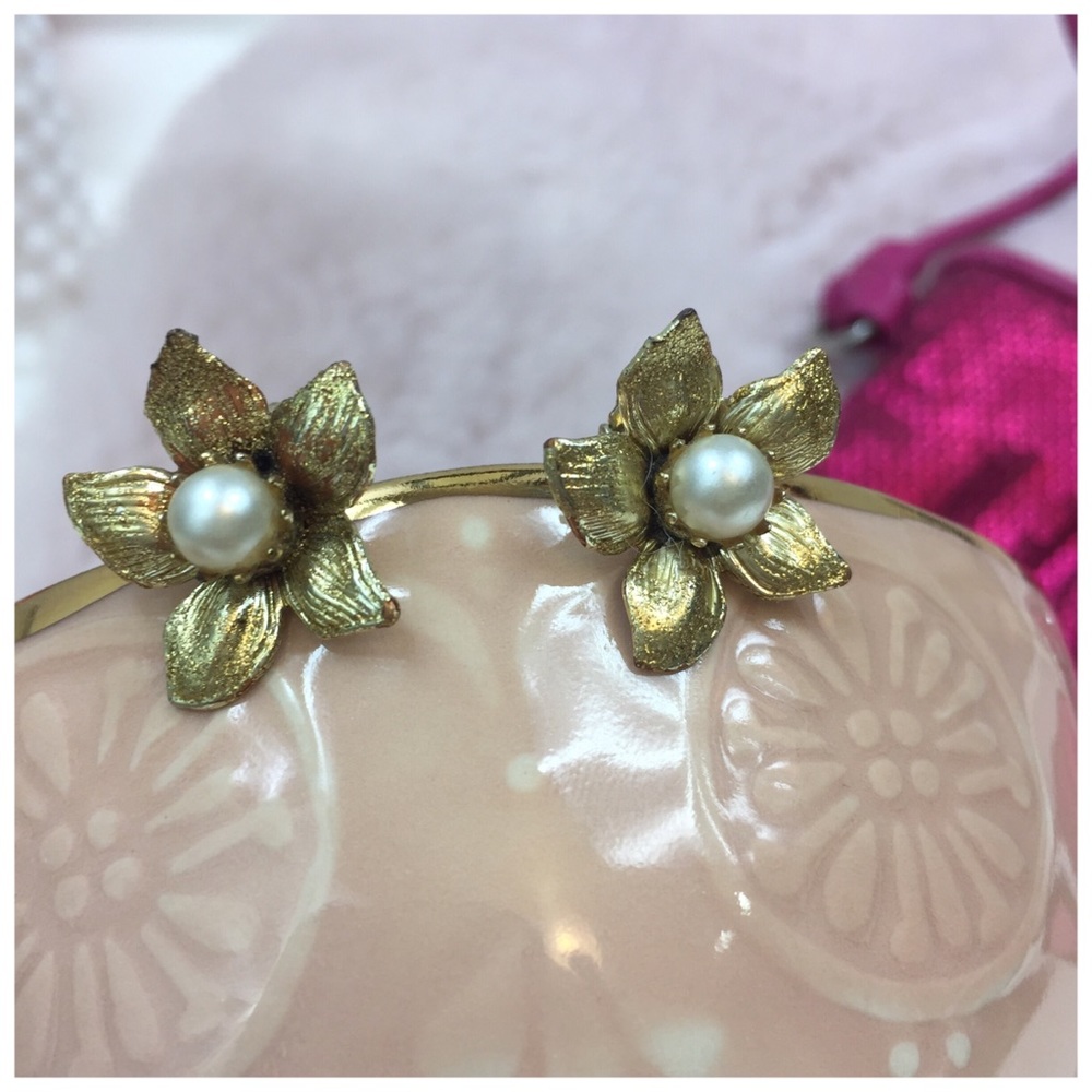 Five Petal Gold Flower Clip-on Earrings “Pearl” - Picture 5 of 5